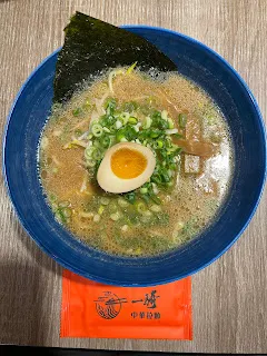 就像每天運動這件事，看來重複且枯燥，但總能從中發掘一點點的不一樣。例如往上看到某棟建築物的三樓掛著什麼招牌？或是空著的一樓店面準備要開什麼店而在裝潢？其實都會有所不同。那麼，再訪同一家店也是如此，可能坐在不同的位子上，看著店裡的景象角度也會不同，遇到同時在用餐的客人也是不一樣的。