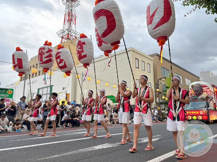 手持花笠祭燈籠的猛男們