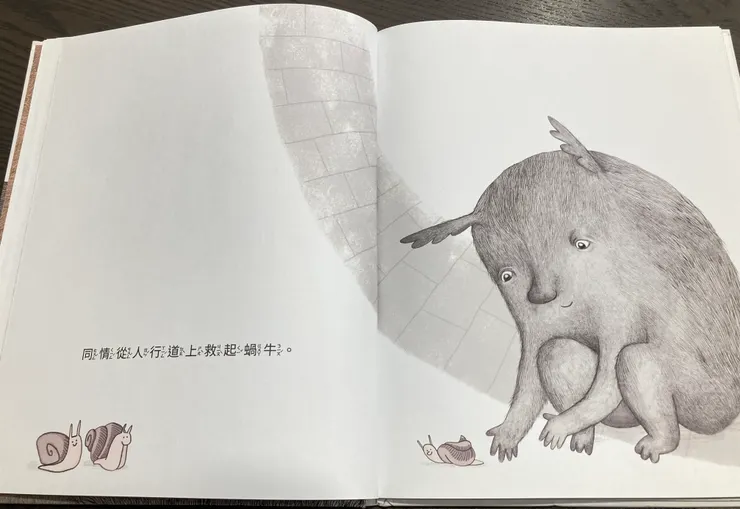 同情從人行道上救起蝸牛