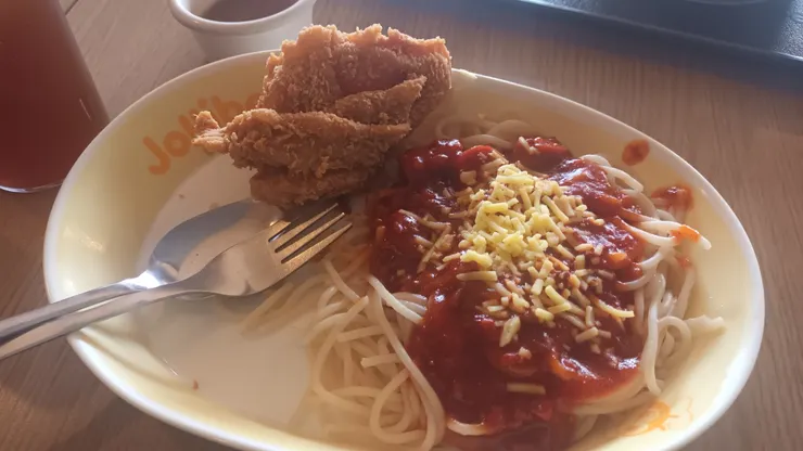 C3套餐，炸雞配番茄義大利麵