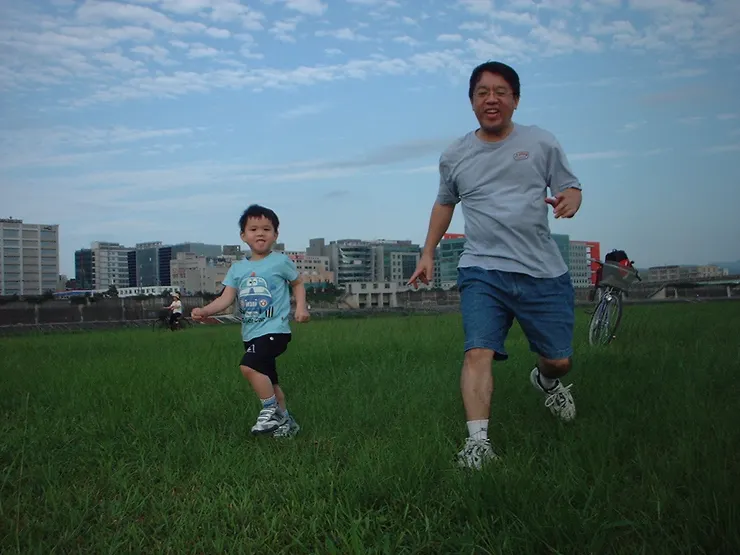 每個天晴的周末，我與兒子「河濱公園的十分鐘」。希望他在年老時，可以記得他老爸陪他的那段歲月。