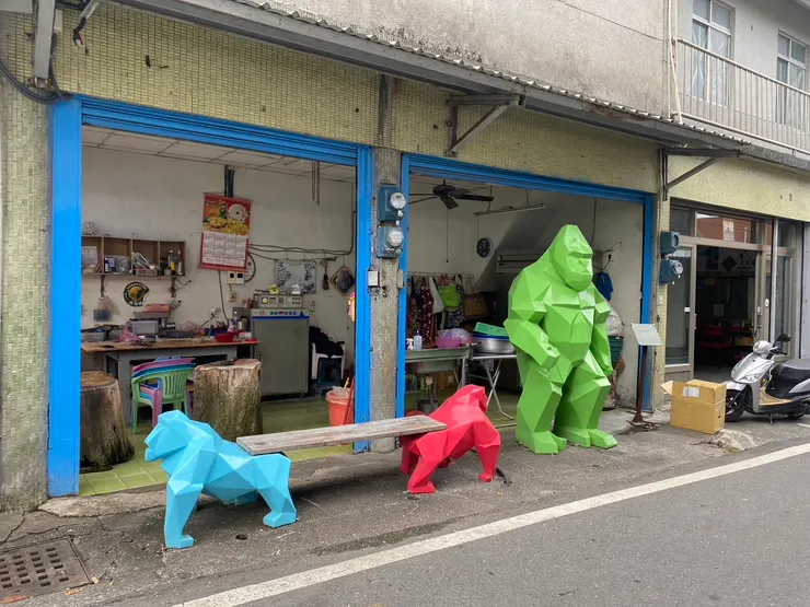 這是一間豬肉店，外面放了很多金剛也蠻幽默的