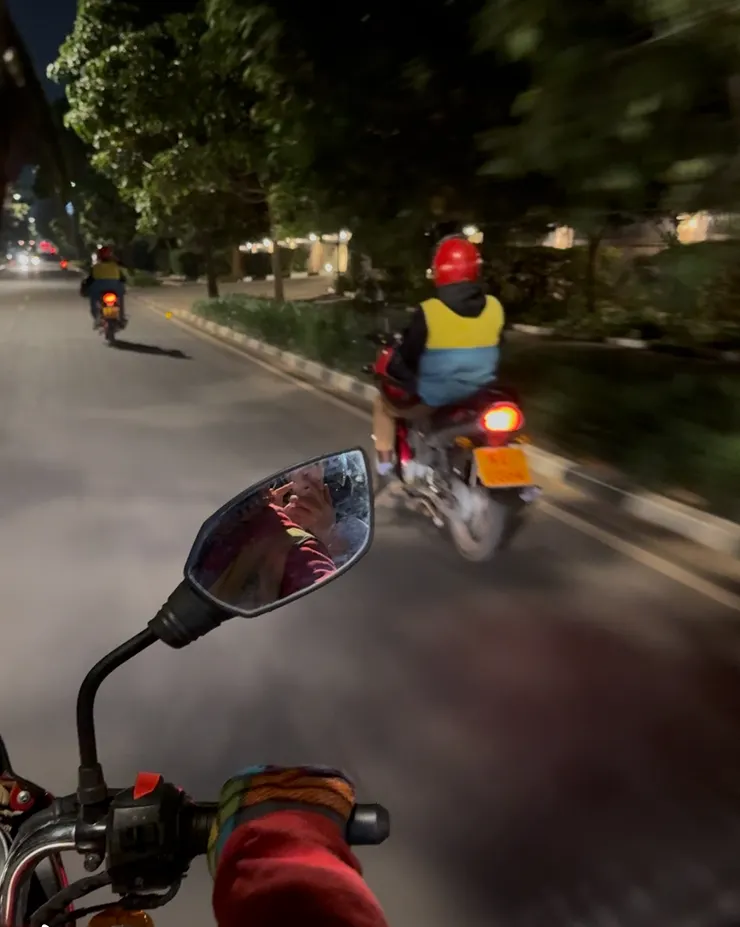 Motobike 司機們會隨著車行不同穿著背心，上面印有電話