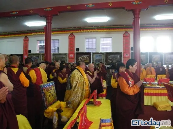 ▲諸聖德受到在場世界各國各派仁波切 諸山長老大法師及七眾弟子的恭敬迎請入場。