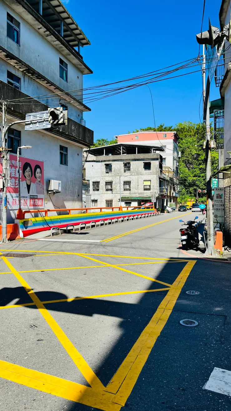 7-11前的新基大橋，是一座彩虹橋