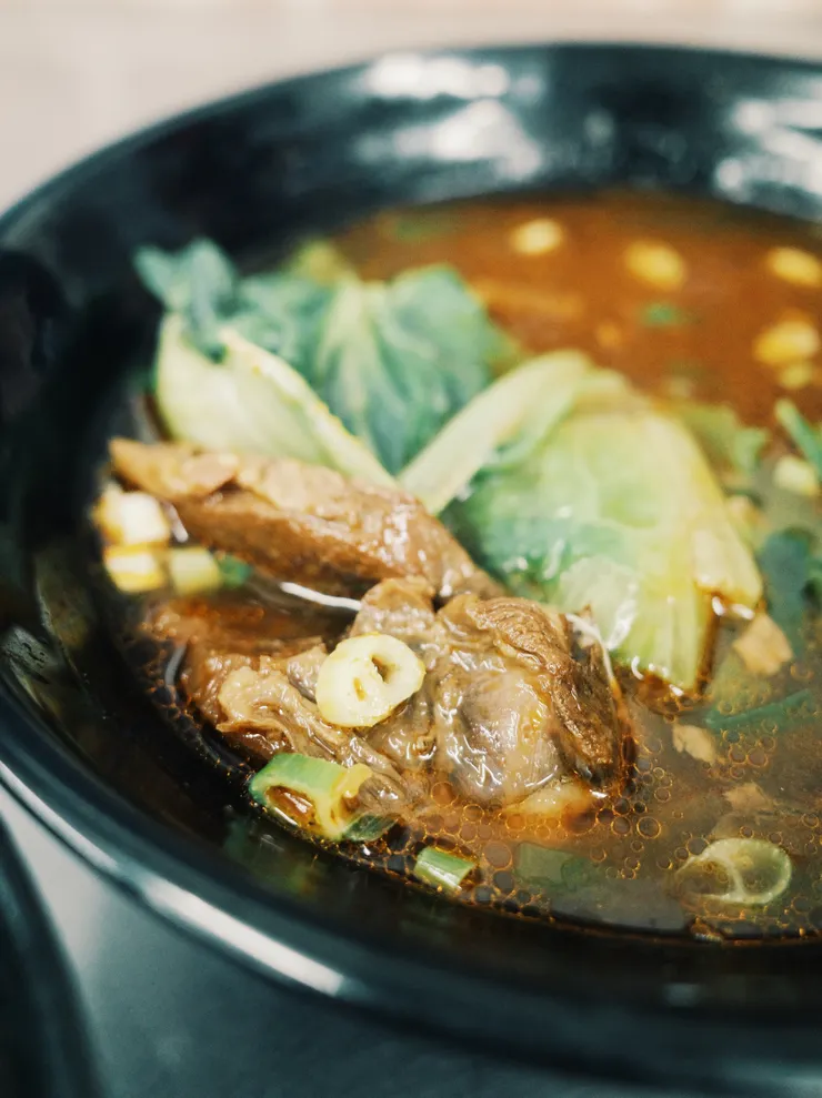 一碗豪氣的紅燒牛肉湯。