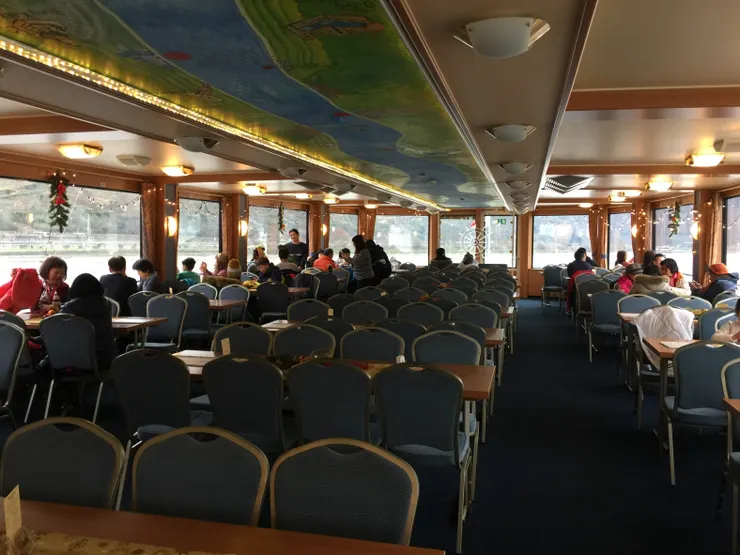 可以在船艙或甲板上喝杯咖啡，悠閒的欣賞萊茵河沿岸美景