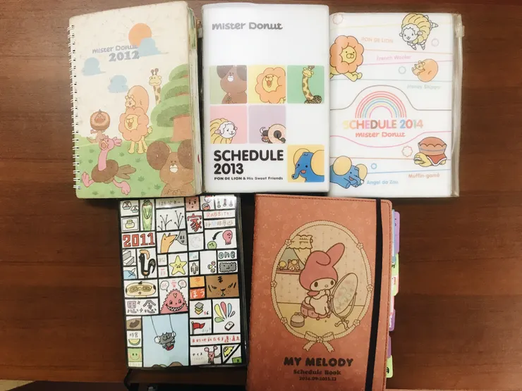 上面那三款是老公每年買甜甜圈加購的,左下角雀任丹是我的第一本手帳,右下角是以前打工同事送的