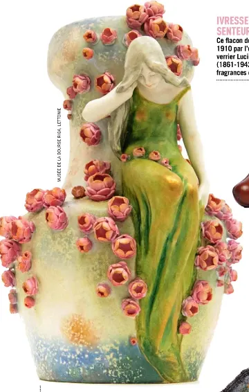 當新藝術運動興起時，玫瑰再次被重新詮釋，與女性及其他植物一同創作。圖中瓷器花瓶的創作時間在1892年至1904年間，上面有釉上彩繪和金箔裝飾，顯示出其精美的工藝和藝術價值，目前收藏於拉脫維亞的里加藝術博物館（Musée d’art de la Bourse de Riga）。