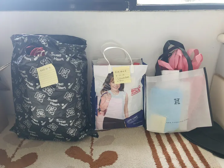 要捐給Ubag合作商家的袋子，種類包含紙袋、塑膠袋及不織布袋