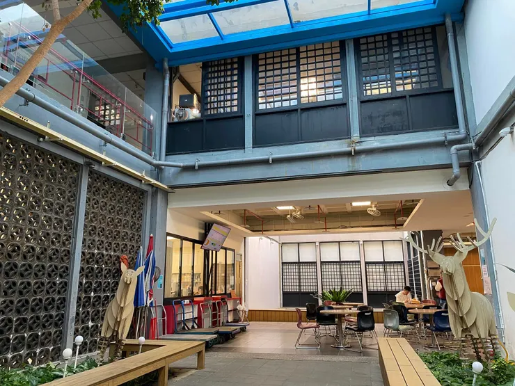 室內中庭現況。已破壞了原始設計意象，應有的自然況味不復見