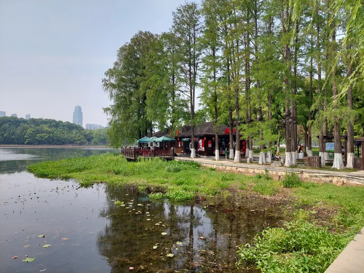 這是在東湖行吟閣旁邊的肯德基。
