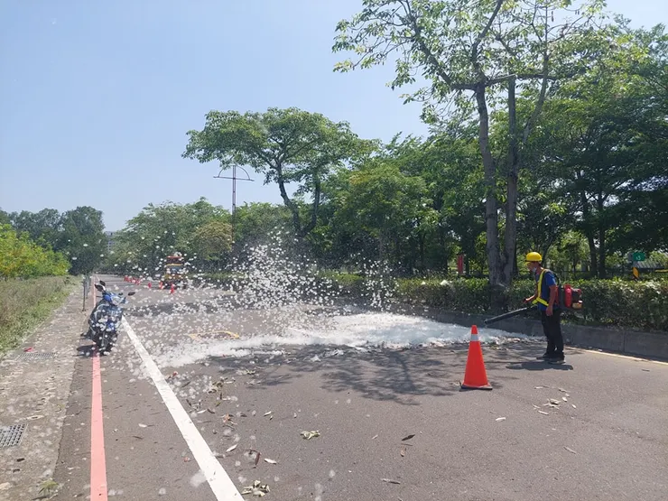原來地上看到的堆雪，不過是吹落葉工人的「傑作」，為了清理掉它們而聚攏在一起罷了！