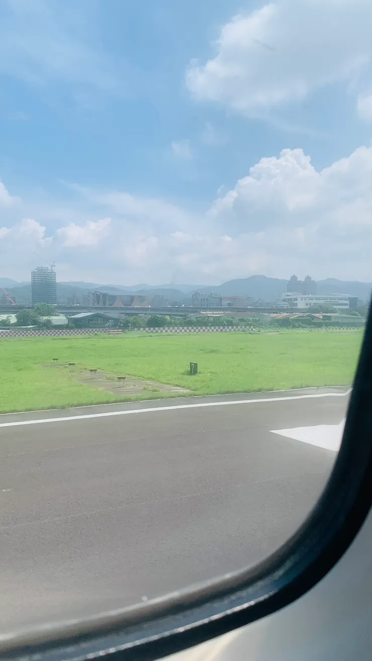 綠油油的松山機場。