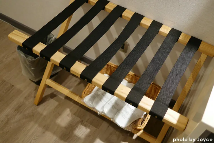 茶水櫃旁邊則是行李箱架。