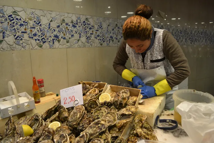 Mercado de La Boqueria市集內，有可以即剝即食的生蠔，擠上檸檬可以感受到清爽新鮮的海味。