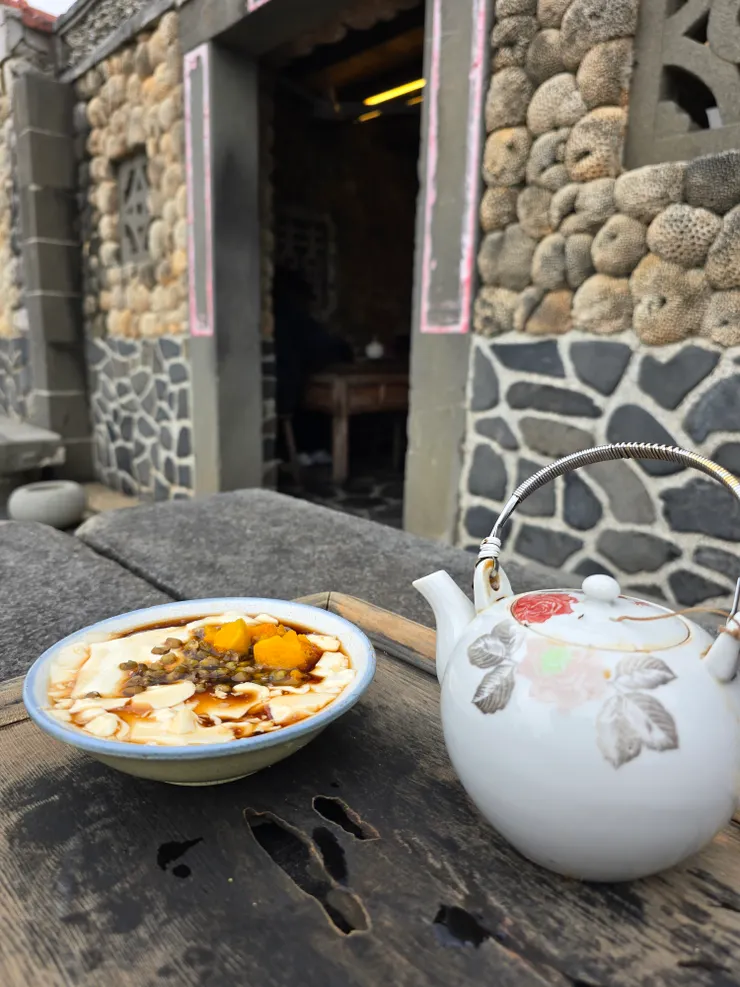 被我爸媽讚不絕口的綿密豆花，黑糖水可以自己加，配料必選澎湖金瓜，冬季內用50元，外帶60元