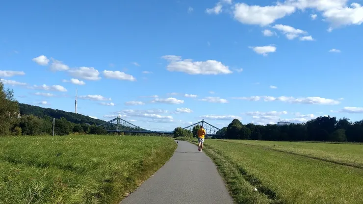 在這邊慢跑時，跑者都會相互打招呼，不管男女、對向或順向