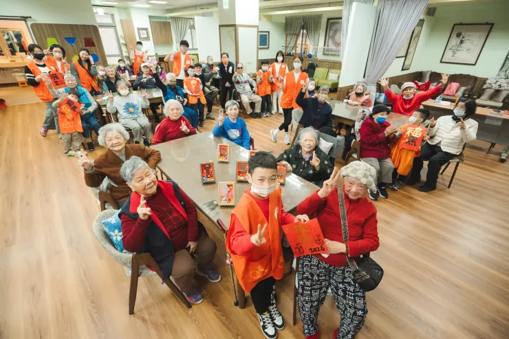 志工們到三峽北大社區式長照機構教長輩手作春節藝品。