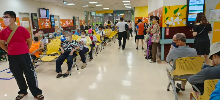 【候診區很溫馨但人滿為患】