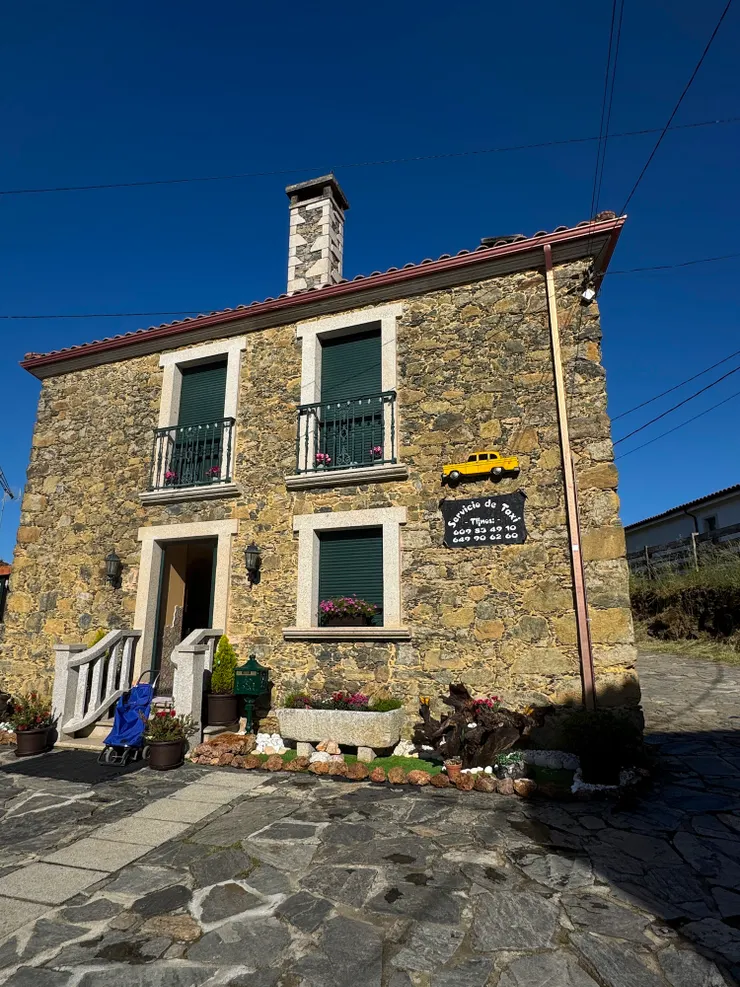 這間房子牆上有計程車司機的電話, 在Melide的蛋白區,離Melide 市中心走路約半小時。