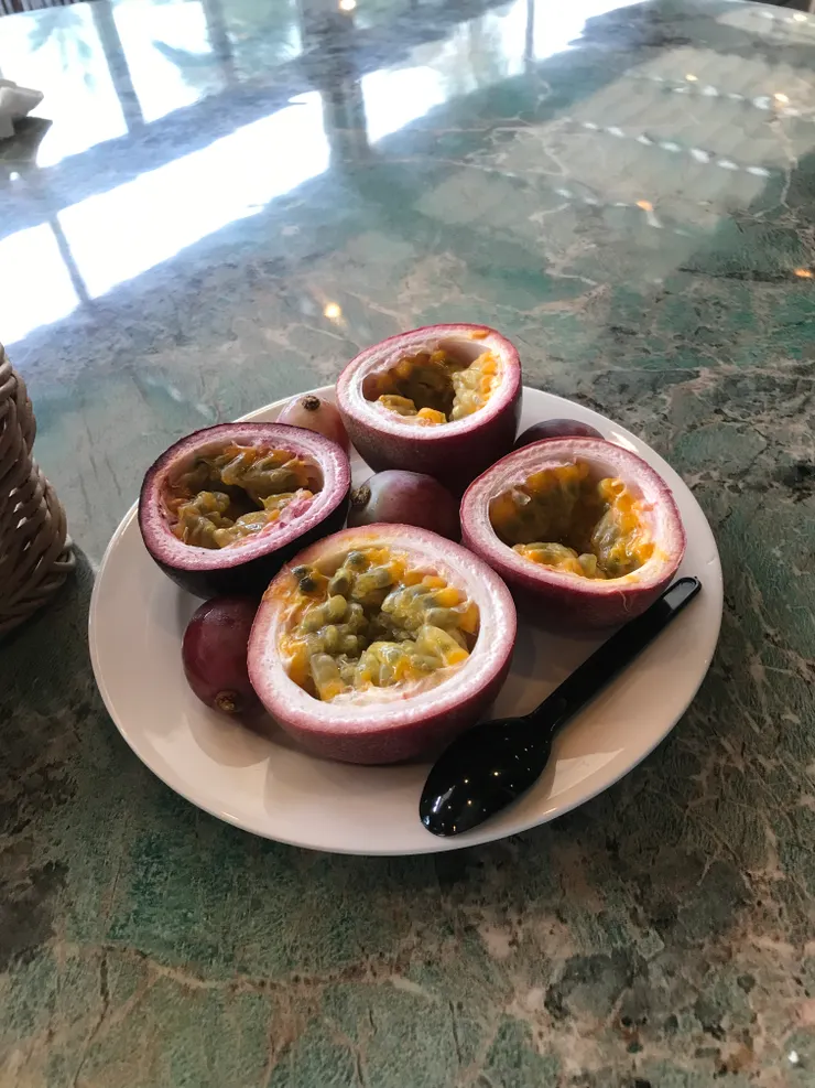 水果種類很多，兩天都不一樣，還有哈密瓜、鳳梨、火龍果、大顆脆葡萄…等，沒了也會馬上補上