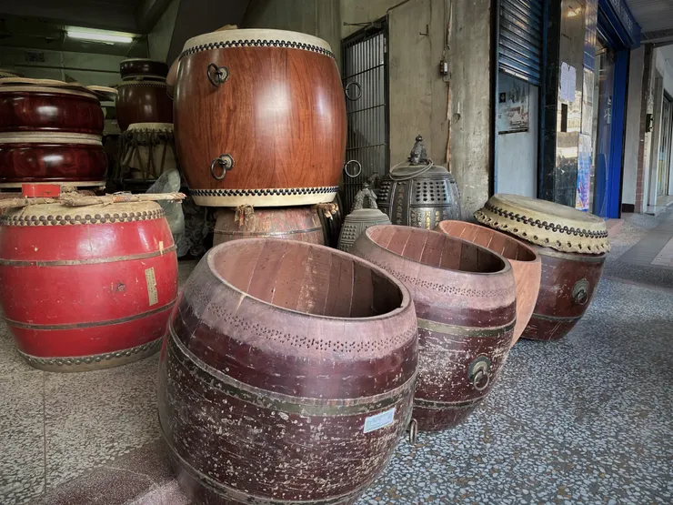 從鼓桶內側可見到一片片木頭拼接膠合的痕跡