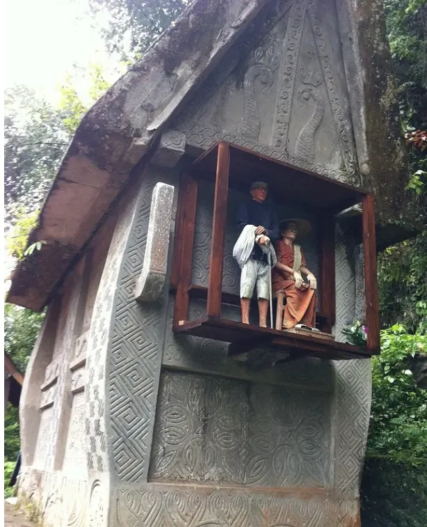 棺木外的雕像為根據親人生前的樣貌所製