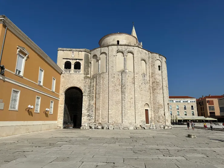 位於羅馬廣場旁的聖多那教堂