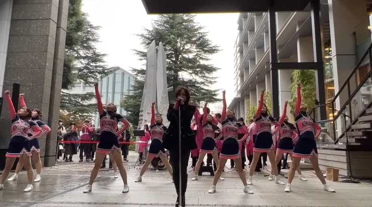 就學期間，國學院大學田徑隊參加箱根長距離接力賽跑，相川七瀨為之作詞並演唱的加油曲「襷をつなげ」，活力不輸年輕人。(點擊觀看Youtube)