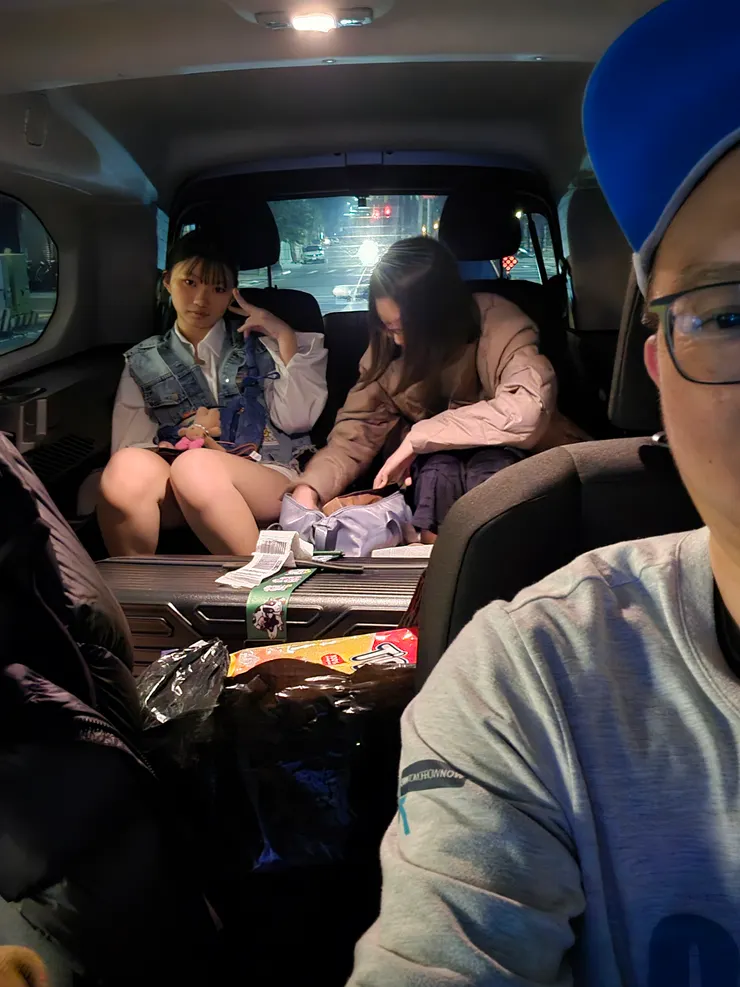 中間座椅快速頃倒，變身豪華4人座