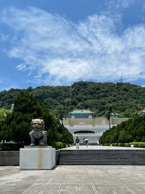 艷陽天下的國立故宮博物院（作者拍攝）。