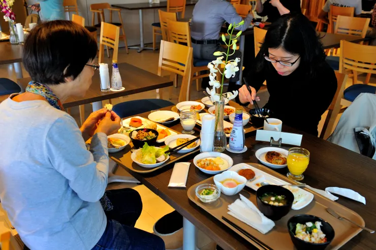 【回到旅館早餐，女兒只逛了左近的蓮沼川。】