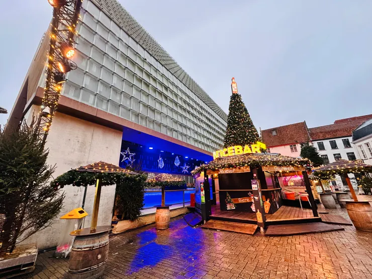 2025/12，城市涼亭變身成了溜冰場