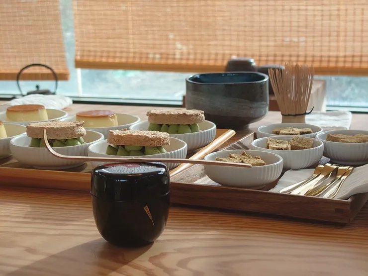 達克瓦茲裡面有包紅豆，好好吃~