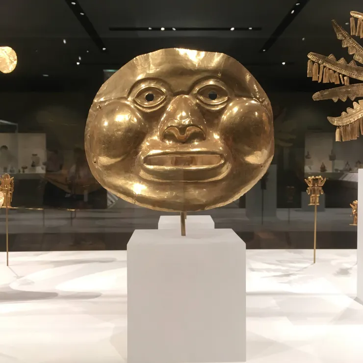 Mask, Calima (Ilama), 1000–100 BCE, Gold, 19.1 × 23.8 × 9.5 cm, The Metropolitan Museum of Art, New York. (Photo: Zora)