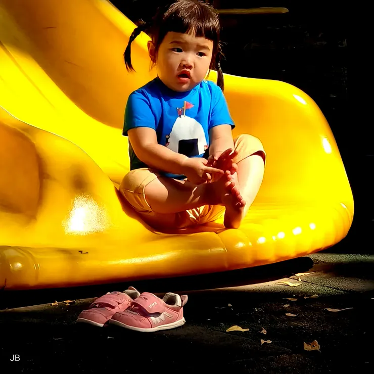 【喜看萬萬欣豫自在遊樂天下太平！即使在戶外嗯嗯，也要擺出標準姿式，還好此時的遊樂場只有我們祖孫二人。】