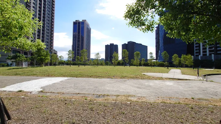 二期用地目前是一塊被大樓包圍的綠地。攝於2023年7月。