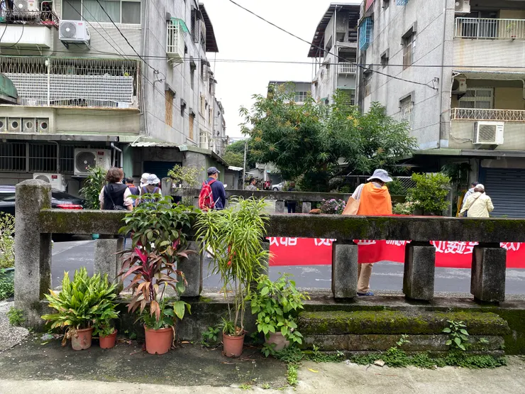 三民路75巷16弄底的橋樑。左邊是三民路117巷3弄、右邊是75巷4弄