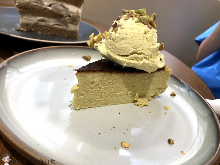 上方的冰也是用開心果做的 入口後可以吃到很濃郁的開心果味