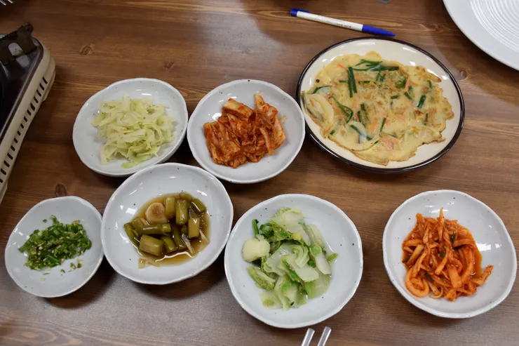 搭配橡子麵的小菜。