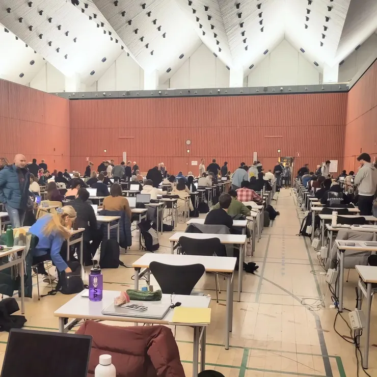 Fig. 1 能源經濟學是永續能源學程的基礎必修。期末考時，上百人聚集在體育館的多功能球場上進行線上考試，考試期間可準備各式檔案筆記，但僅能使用校內網路。