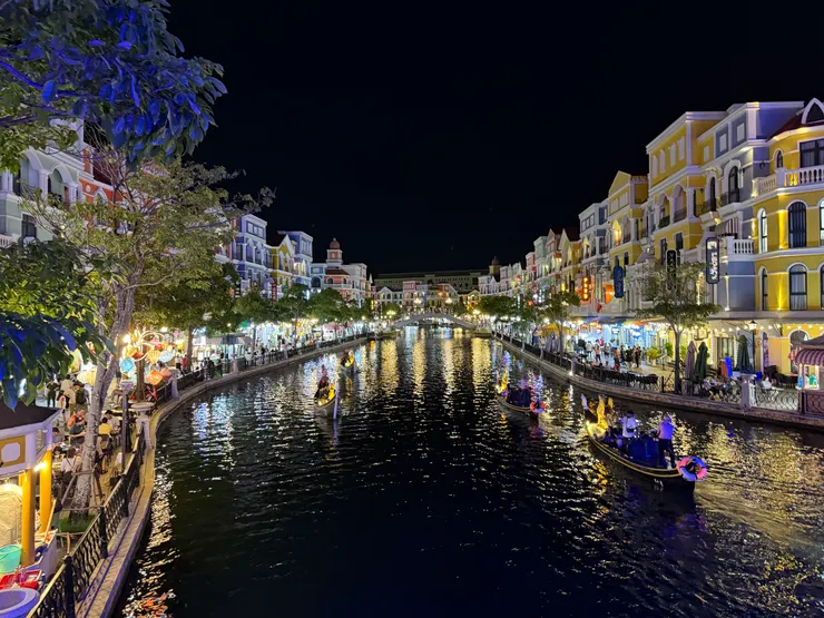 運河夜間璀璨閃耀