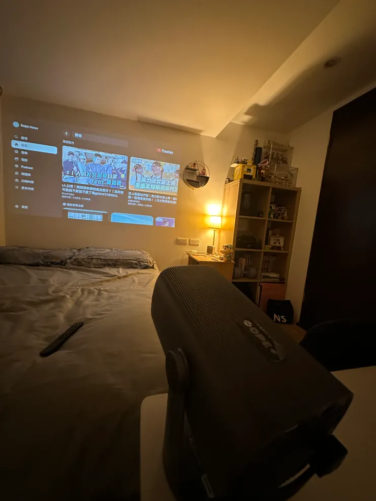 牆面投影：距離 2.5m ➜ 畫面約 80 吋