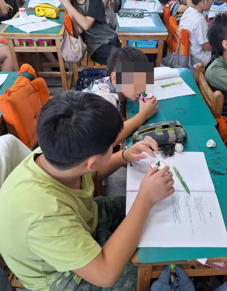 嘴巴對著開口發出聲音