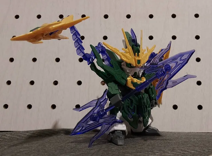 肩膀上的特殊武器可以伸展