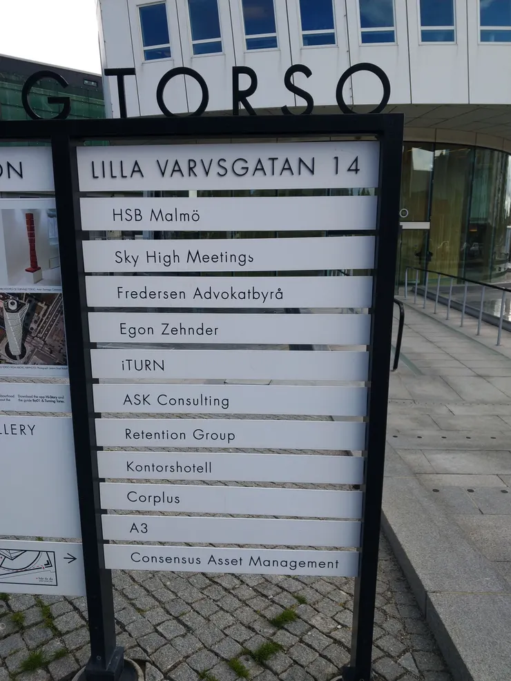 告示牌-最底下有一家資產管理公司