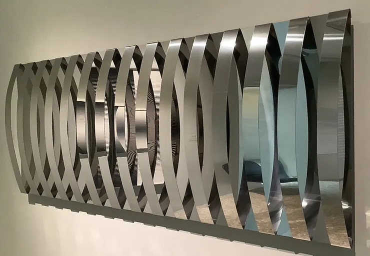 《帶弧形元件的鏡面浮雕》鋁，1967