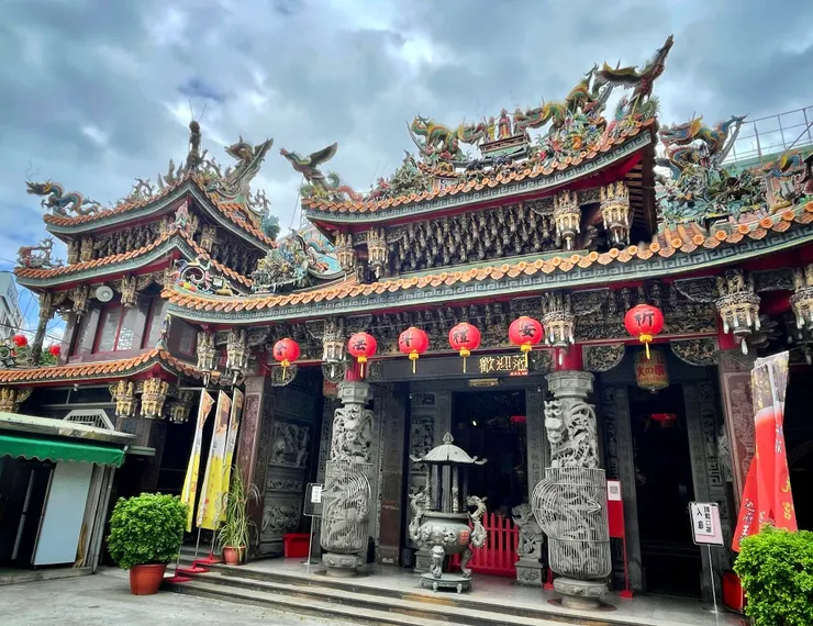 保元宮,創建於1776年,主祀池府王爺和哪吒太子。每年農曆九月九日會舉辦「弄過火」儀式。