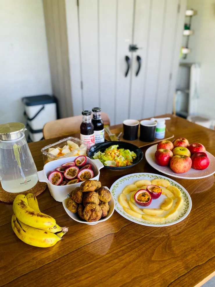 ▲朋友和我一起準備的生菜水果滿盛早餐(有2道出自民宿女主人巧手)，超推薦朋友親手做的『馬鈴薯椰棗蜜球』！